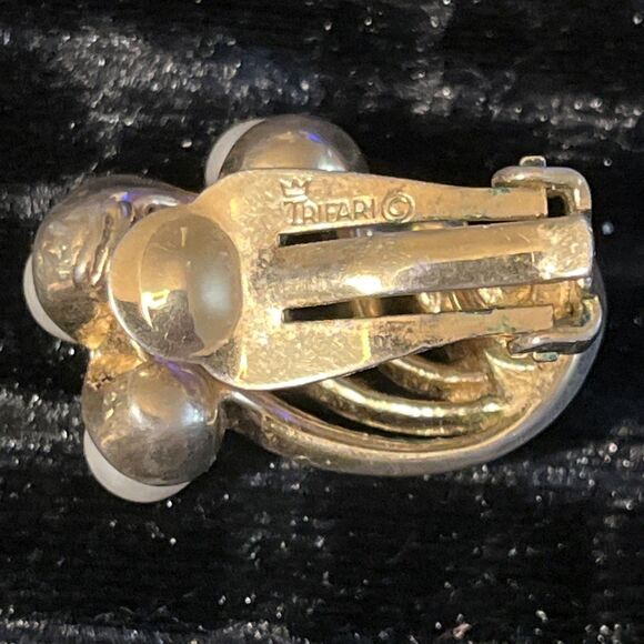 Vintage 1950’s Crown Trifari Goldtone Faux Pearl Flower Wings Clip On Earrings - Picture 8 of 9